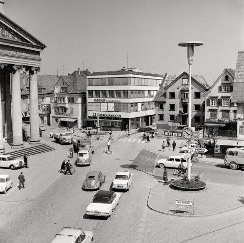 Blick in die Vergangenheit: Reges Verkehrsaufkommen vor St. Martin lange vor der Verbannung der Autos.  Foto: Beer