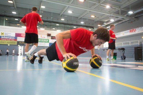 Boris Zivkovic „pumpt“ Liegestütze auf zwei Medizinbällen. Fotos: Hartinger