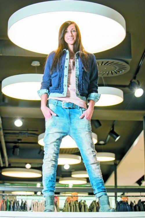 Boyfriend-Style heißt es bei Vizemiss Pilar Schorm: Jacke der Marke Maison Scotch (229,90 Euro) sowie Hose (84,90 Euro), Gürtel (34,90 Euro) und Schuhe (79,90) sind bei Façona Dornbirn erhältlich. VN/Steurer