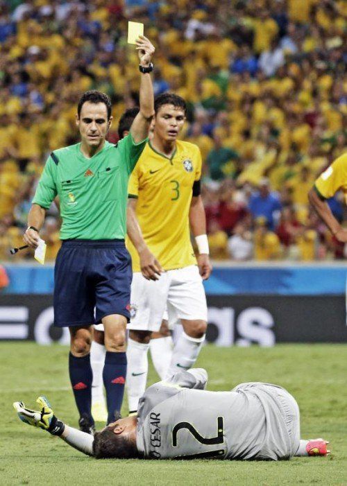 Carlos Velasco Carballo steht, wie auch die FIFA, unter Kritik. epa