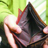 „Zwüschat Stuahl und Bank ahekeija.“