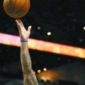 Lewis ist marod, jetzt will Dallas Nelson holen