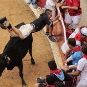 Pamplona-Stier spießt zwei Menschen auf
