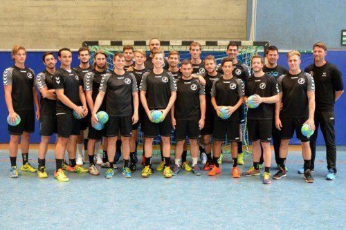 Der 18-Mann-Kader von Bregenz HB beim Trainingsstart in der altehrwürdigen Sporthalle Schendlingen. Fotos: verein