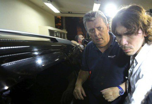 Der 64-jährige Brite Raymond Whelan (li.), Direktor der Match Services AG (Vertriebspartner der FIFA für den Ticketvertrieb), bei der Festnahme im Luxushotel Copacabana Palace. reuters