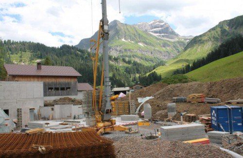 Der Baustart für das „Alpin Chalet Schröcken“ ist erfolgt. Foto: stp