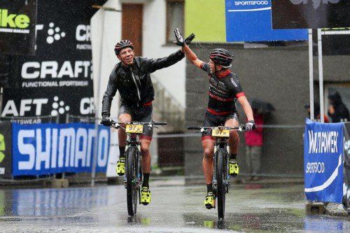Der Dornbirner Daniel Geismayr (l.) und sein Teamkollege Hanens Genze bei der Zielankuft in Riva del Garda. Foto: privat