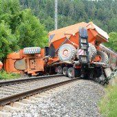 Regionalzug rammt Lkw: 33 Verletzte