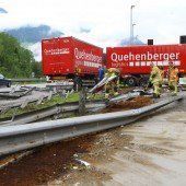 Mit Lkw-Zug frontal gegen Fahrbahnteiler