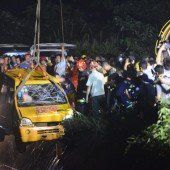 Kindergarten-Bus stürzt in Teich: Elf Tote