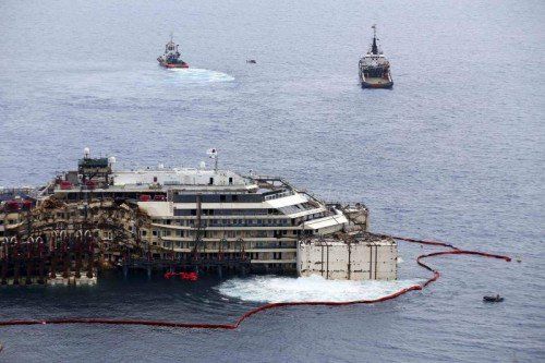 Der südafrikanische Experte Nick Sloane (Bild oben) leitet den Einsatz zur Bergung der Costa Concordia. EPA, Rts