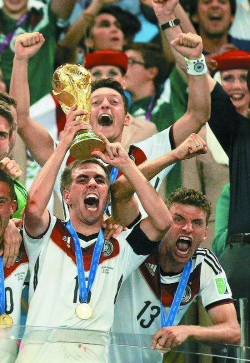 Deutschlands Kapitän Philipp Lahm stemmt den Weltmeisterpokal in die Höhe. Foto: epa