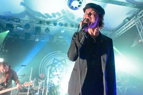 Die Band HIM mit Frontsänger Ville Valo erntete von den Fans jede Menge Beifall.  Foto: Matthias Rhomberg