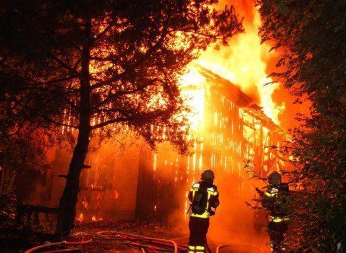 Die Einsatzkräfte fanden das Haus im Vollbrand vor und konnten nicht mehr ins Hausinnere vordringen.  Foto: KAPO