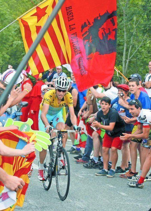 Die Fans stehen für Vincenzo Nibali Spalier – der Sizilianer bot in den Pyrenäen eine große Show. Foto: reuters