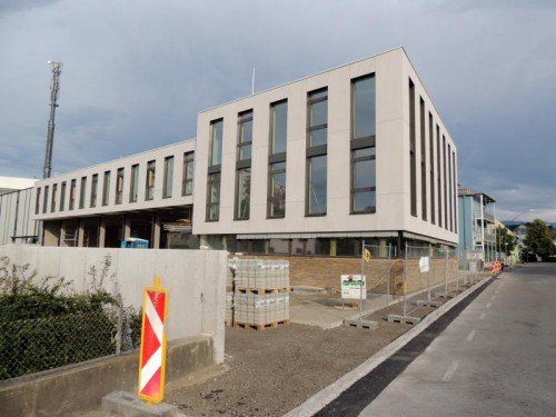 Die Fassade nimmt dem Baukörper seine Wucht. Foto: picasa