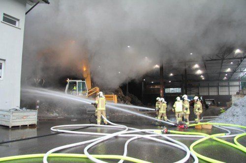 Die Feuerwehr Frastanz rückte mit fünf Fahrzeugen und 35 Mann aus. Foto: VOL.AT/M. Rauch  