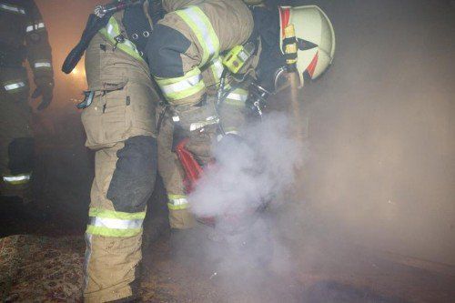 Die Feuerwehr Hohenems stellte vor Ort einen Glimmbrand in der 
Zwischendecke fest. Foto: D. Mathis
