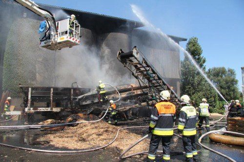   Die Feuerwehr konnte das Übergreifen des Brandes auf das Firmengebäude verhindern. Foto: VOL.AT/RAUCH