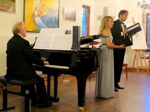 Die Gesangssolisten Laura Incko (Sopran) und Sandro Schmalzl (Tenor) mit Hans-Udo Kreuels (Klavier). Fotos: Jurmann