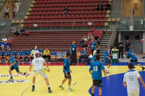 Die Herren hinter der israelischen Spielerbank sind keine normalen Zuseher, sondern in Zivil gekleidete Beamte der Polizei. Foto: Privat