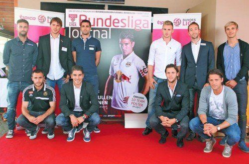 Die Kapitäne der zehn Bundesliga-Mannschaften mit Altachs Philipp Netzer (stehend, ganz rechts). Foto: gepa