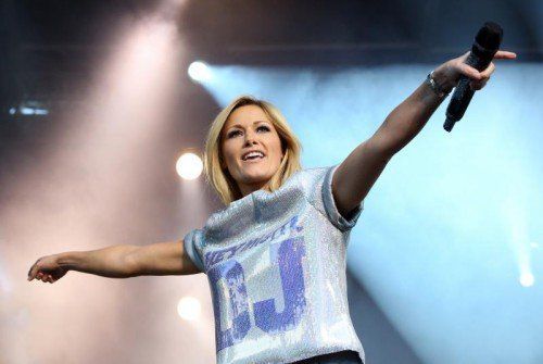 Die Sängerin und Taufpatin Helene Fischer tritt am 12.06.2014 nach der Taufe des Kreuzfahrtschiffs «Mein Schiff 3» bei einem Open-Air-Konzert am Fischmarkt in Hamburg auf. Das neueste Kreuzfahrtschiff der Hamburger Reederei Tui Cruises wurde von der Sängerin getauft und bricht am 13. Juni zur Jungfernfahrt nach Mallorca auf. Foto: Bodo Marks/dpa +++(c) dpa - Bildfunk+++