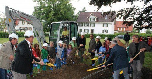 Die Schüler waren beim Spatenstich in Lauterach behilflich.  