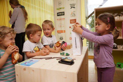 Die Spielgruppe Bezau ist schon fleißig am Arbeiten und Einkaufen im Kinderkaufladen. Fotos: VN/Berchtold