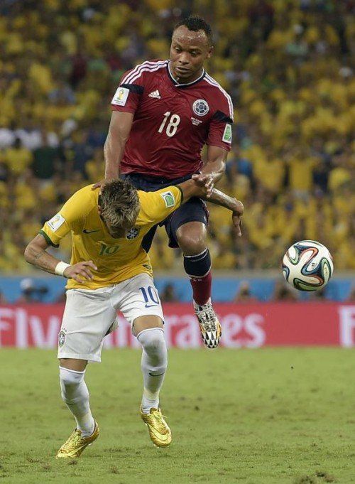 Diese harte Attacke von Zúñiga an Neymar führte zur schweren Rückenverletzung des Brasilianers. Foto: ap