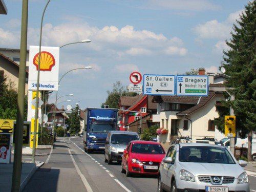 Durch Lustenau staut sich’s regelmäßig. Alle Parteien sind sich einig: Es muss etwas geschehen. Foto: ortner
