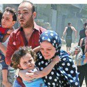 Die Zivilbevölkerung flüchtet vor den zahlreichen Bombardements
