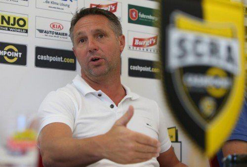 Ein Wort, ein Trainer – mit seinen klaren Ansagen erreicht Damir Canadi seine Spieler. Foto: gepa