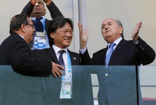 Einer der wenigen Schnappschüsse von FIFA-Präsident Joseph S. Blatter bei der WM. Der Schweizer hält sich lieber fern von der Öffentlichkeit. epa