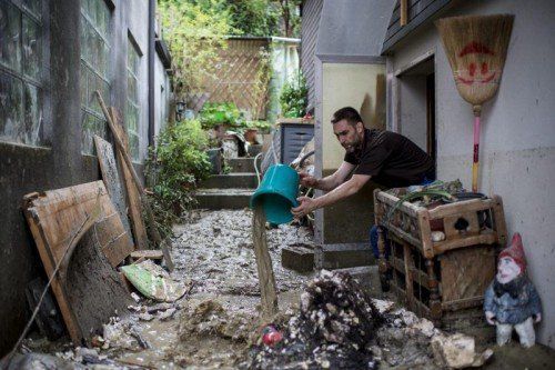 Nach den Überschwemmungen in Altstätten (Bild) und Berneck sind noch Aufräumungsarbeiten im Gange.  epa