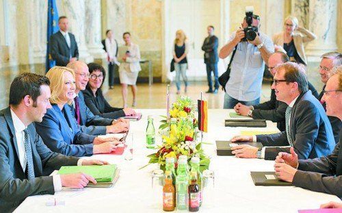 Ergebnisloses Treffen im Wiener Verkehrsministerium: Doris Bures (l.) und ihr deutscher Amtskollege Alexander Dobrindt. Foto: APA