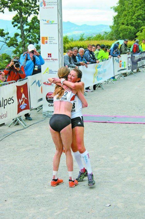 Erste Gratulantin für Sabine Reiner im Ziel war Landsfrau und Titelverteidigerin Andrea Mayr. Foto: Privat