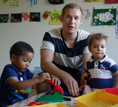 Fabian Böhler hat sein freiwilliges soziales Jahr im Betriebskindergarten des LKH Bregenz absolviert.  Foto: Caritas  