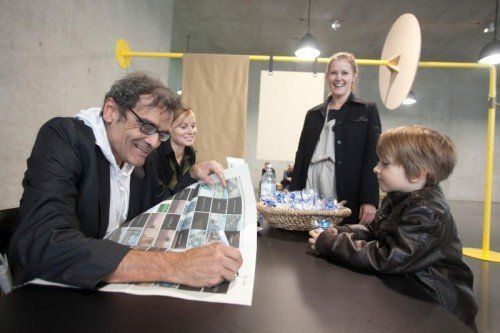 Farocki bei der Signierstunde zur Aktion „Kunst sammeln und erleben“ von VN und KUB. Foto: VN