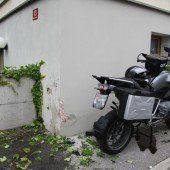 Motorrad versus Wand