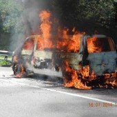 Kleinbus auf der A14 in Flammen