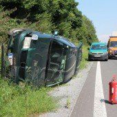 Auto kippt auf der A 14 um