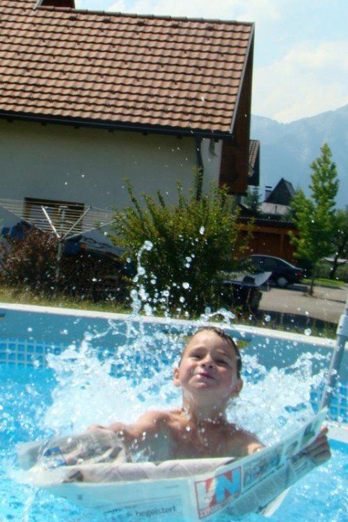 Für seinen mutigen Sprung in den Pool werden Julian Schatzmann bzw. Fotografin Bianca Walser mit einem Fotobuch-Gutschein belohnt.