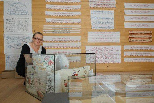 Für die Ausstellung hat das Frauenmuseum in Hittisau Hunderte Spruchtücher gesammelt – darunter auch von Migrantinnen mitgebrachte Tücher in kroatischer, italienischer, tschechischer oder ungarischer Sprache. foto: vn/hartinger