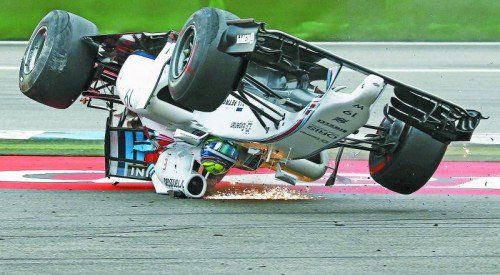 Für Felipe Massa war das Rennen in Hockenheim nach wenigen Sekunden zu Ende: Nach einer Kollision mit McLaren-Pilot Kevin Magnussen überschlug sich der Williams des Brasilianers. Foto: reuters