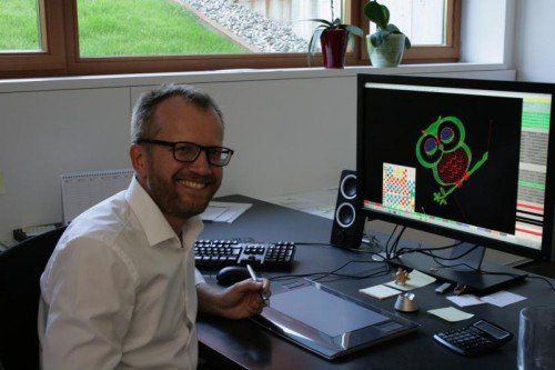 Heute verarbeitet Markus Bacher Stickmuster am Computer anstatt durch Lochkartenmaschinen. Foto: VN/LIP