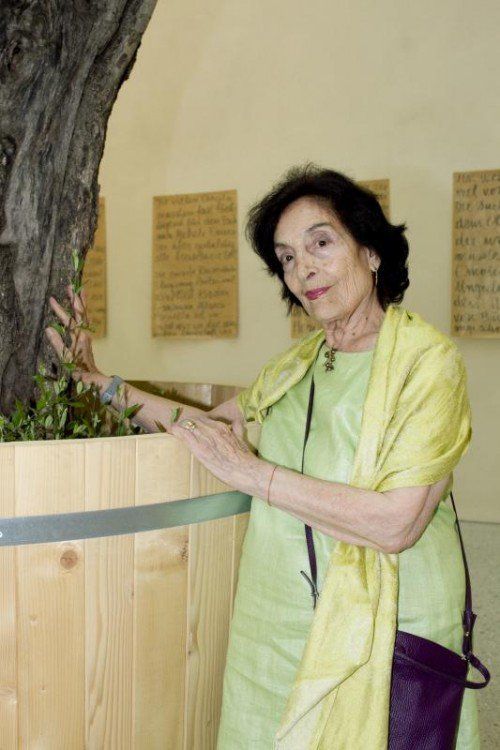 Die Künstlerin Mariella Scherling-Elia vermittelt ihre Lebensgeschichte im Vorarlberg Museum.  Foto: Franc