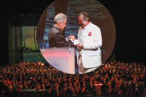 In Anerkennung seiner großen Verdienste wurde David Pountney das Österreichische Ehrenkreuz für Wissenschaft und Kunst 1. Klasse verliehen.