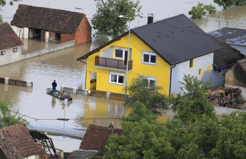 In Gunja müssen 300 Häuser renoviert oder abgerissen und neu errichtet werden. Noch immer gibt es keinen Strom. Foto: AP