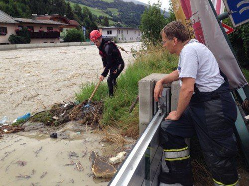 In Mittersill, Salzburg, lag der Pegelstand am Donnerstagvormittag bei 5,25, normalerweise beträgt er zwei Meter.  FOTO: APA